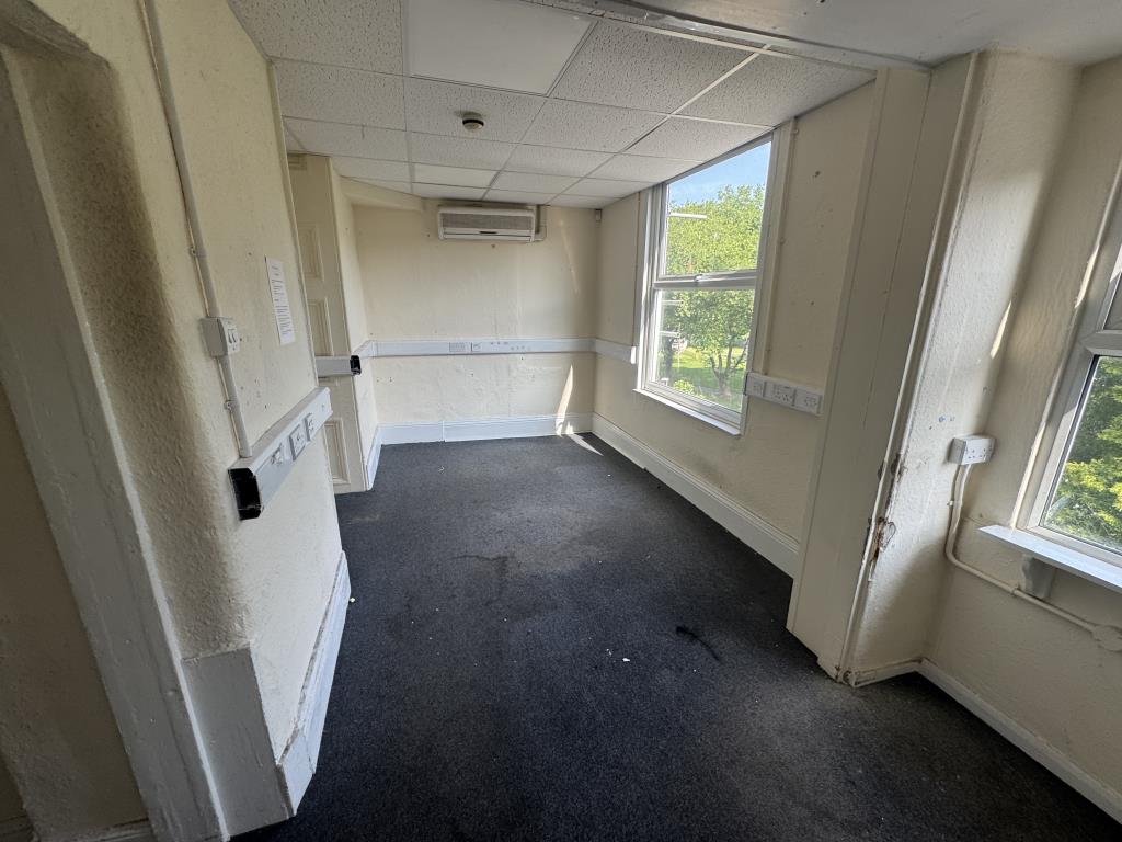 Lot: 28 - VACANT COMMERCIAL UNIT ARRANGED OVER THREE FLOORS AND SEPARATE WORKSHOP UNIT - Office